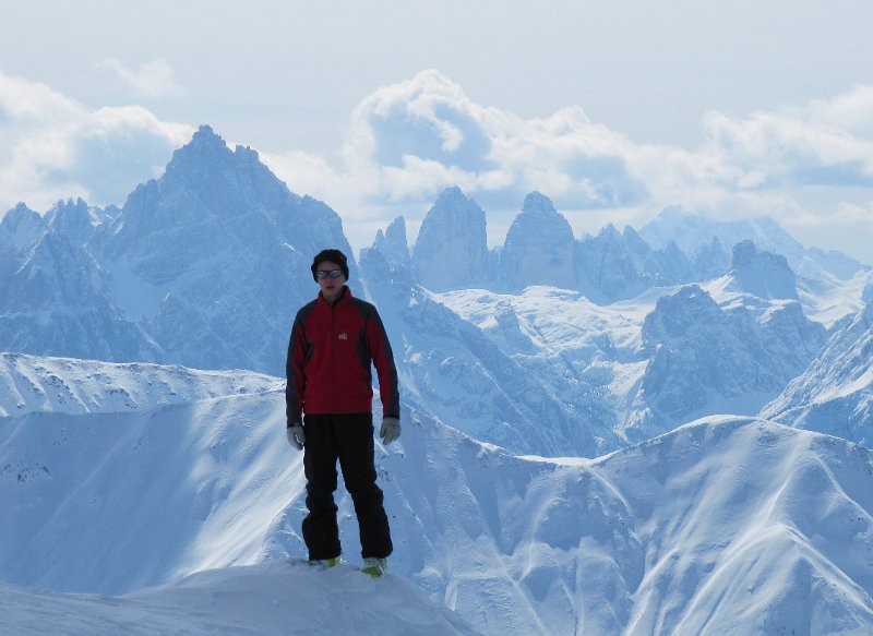 17 Alex auf der Kreuzspitze im Hintergrund die 3 Zinnen.JPG